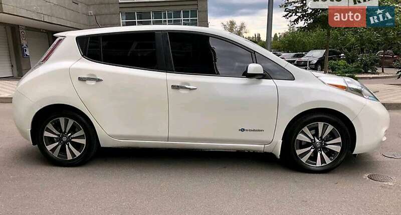 Хэтчбек Nissan Leaf 2016 в Киеве