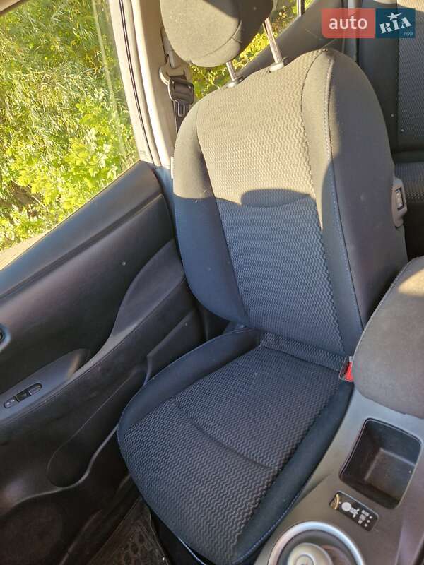 Хетчбек Nissan Leaf 2015 в Дніпрі