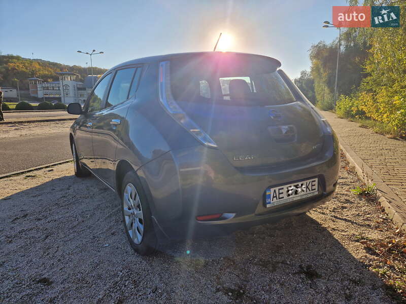 Хетчбек Nissan Leaf 2015 в Дніпрі