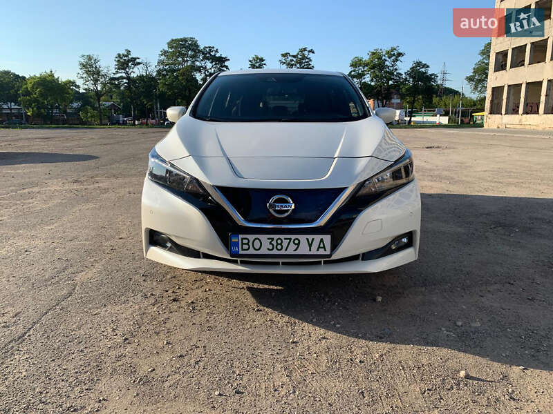 Хэтчбек Nissan Leaf 2019 в 