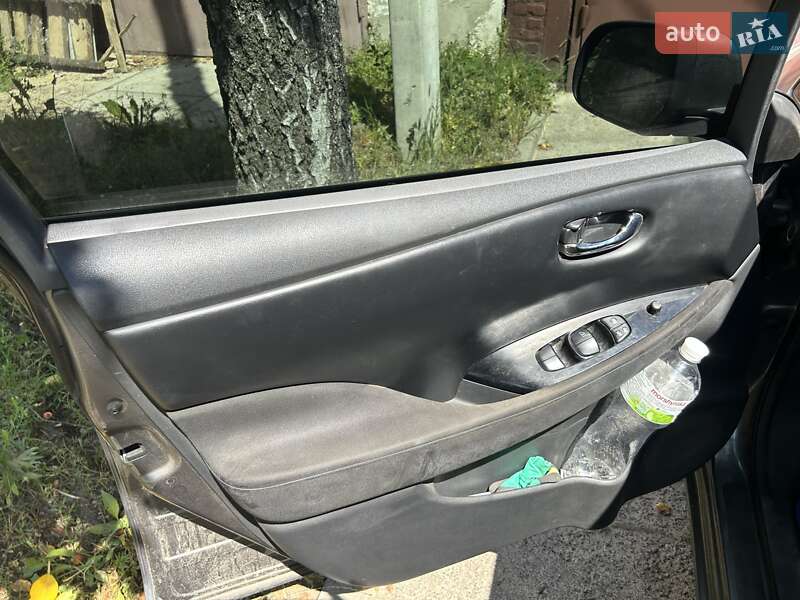 Хэтчбек Nissan Leaf 2015 в Чернигове