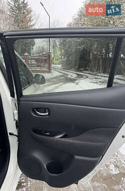 Хэтчбек Nissan Leaf 2013 в 