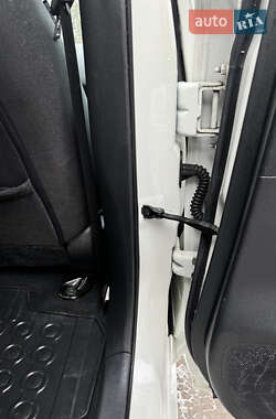 Хэтчбек Nissan Leaf 2013 в 