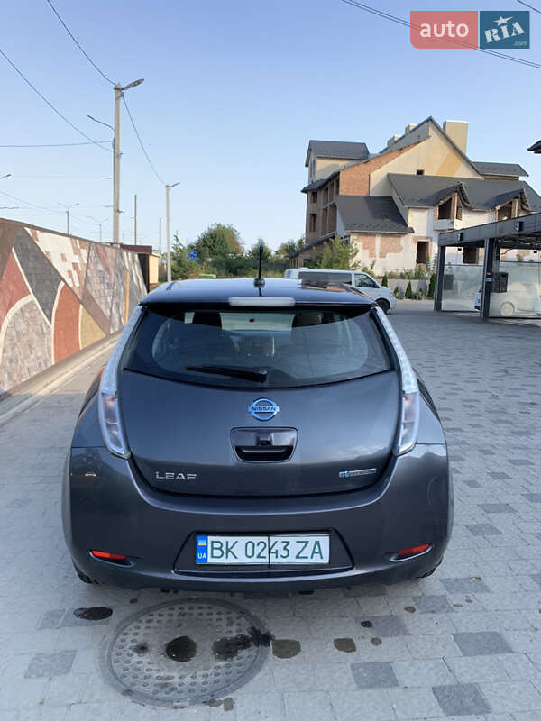 Хэтчбек Nissan Leaf 2013 в Городке