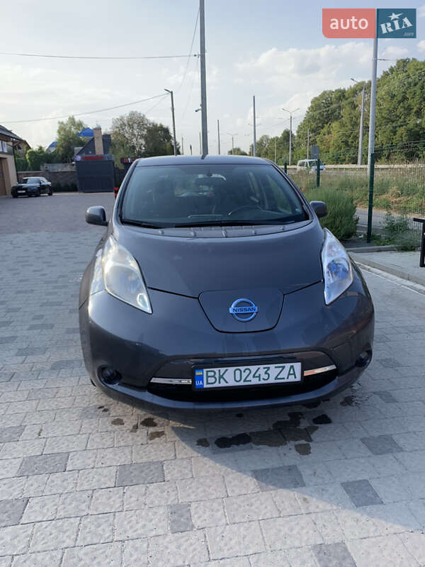 Хэтчбек Nissan Leaf 2013 в Городке