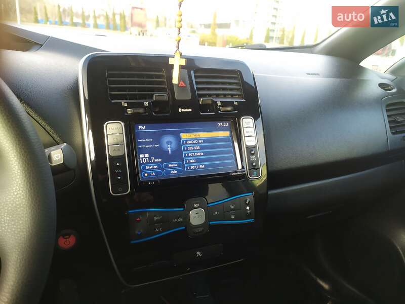 Хетчбек Nissan Leaf 2015 в Житомирі