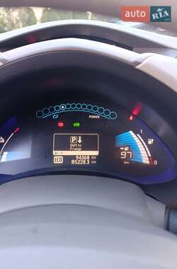 Хэтчбек Nissan Leaf 2012 в Сходнице