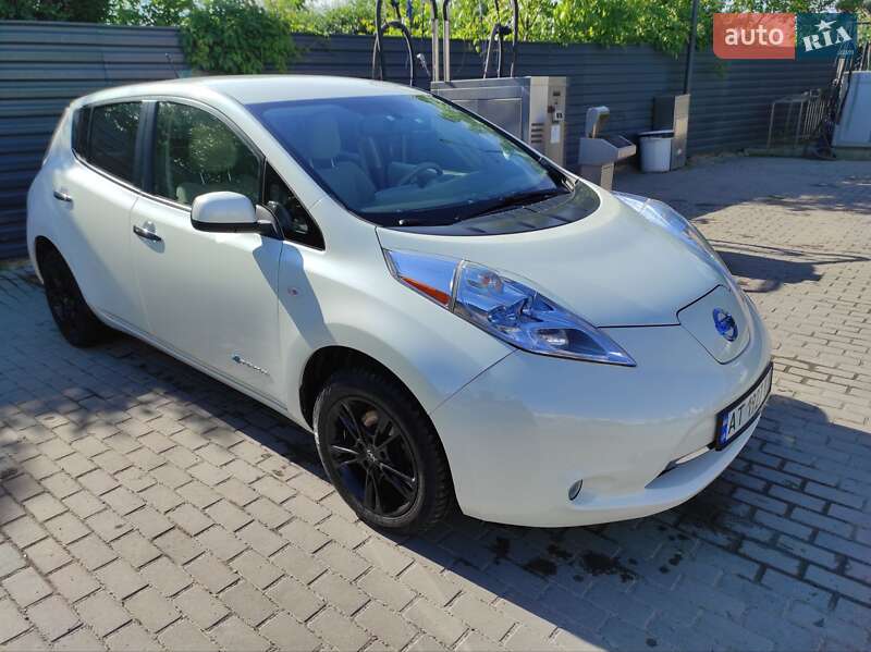 Хэтчбек Nissan Leaf 2012 в 