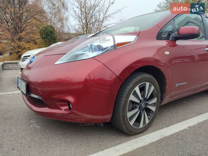 Хетчбек Nissan Leaf 2012 в Дніпрі