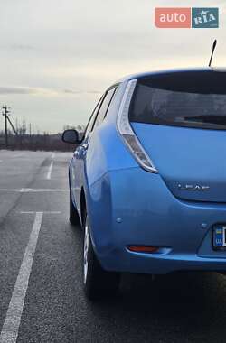 Хэтчбек Nissan Leaf 2010 в 