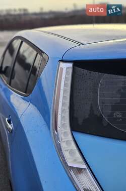 Хэтчбек Nissan Leaf 2010 в 