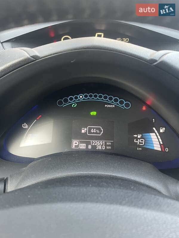 Хэтчбек Nissan Leaf 2014 в Полонном