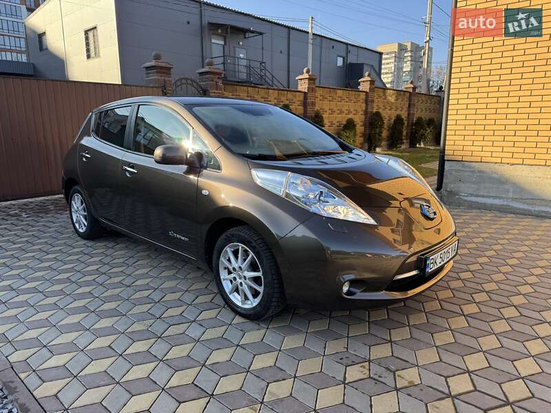 Хэтчбек Nissan Leaf 2016 в 