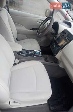 Хэтчбек Nissan Leaf 2011 в 