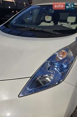 Хэтчбек Nissan Leaf 2012 в 