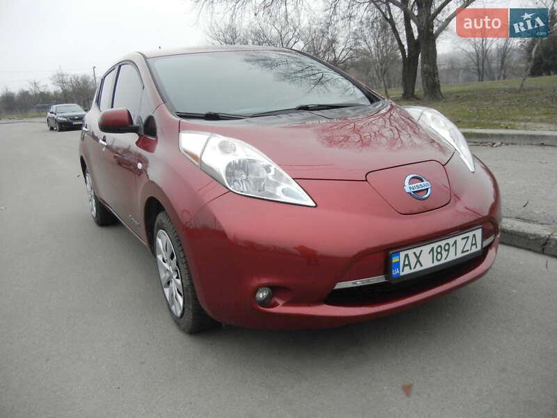 Хетчбек Nissan Leaf 2014 в Дніпрі