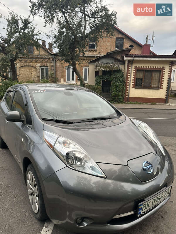 Хэтчбек Nissan Leaf 2015 в Ровно