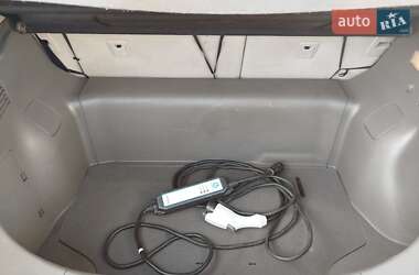 Хэтчбек Nissan Leaf 2012 в 
