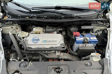Хэтчбек Nissan Leaf 2012 в 