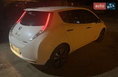 Хетчбек Nissan Leaf 2014 в 