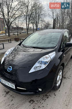 Хэтчбек Nissan Leaf 2012 в 