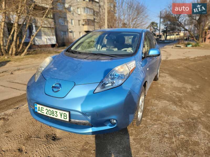 Хэтчбек Nissan Leaf 2011 в 