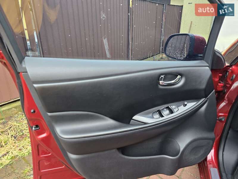 Хэтчбек Nissan Leaf 2013 в Львове