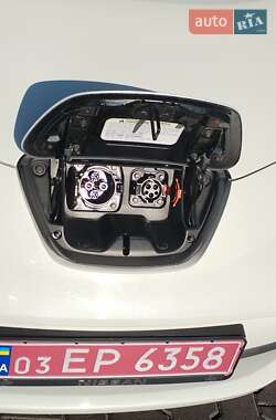 Хэтчбек Nissan Leaf 2012 в 