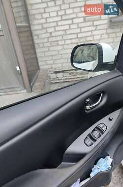 Хэтчбек Nissan Leaf 2014 в 
