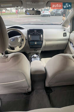 Хэтчбек Nissan Leaf 2012 в 