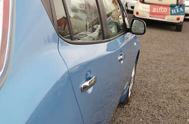 Хэтчбек Nissan Leaf 2013 в 