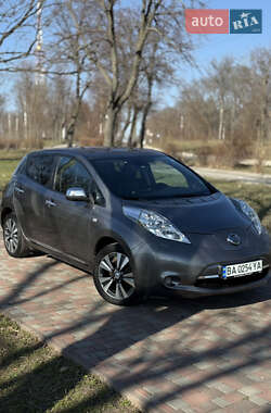 Хэтчбек Nissan Leaf 2013 в 