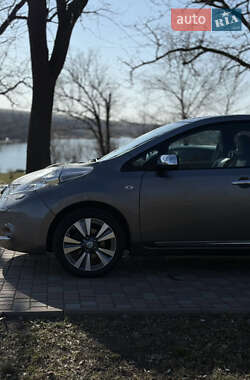 Хэтчбек Nissan Leaf 2013 в 