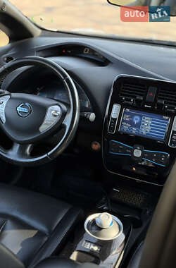 Хэтчбек Nissan Leaf 2013 в 