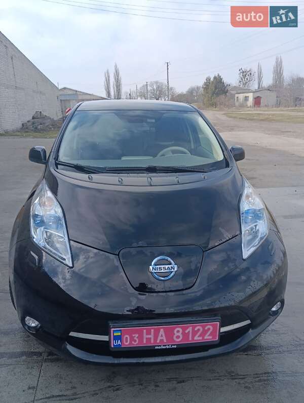 Хэтчбек Nissan Leaf 2012 в 