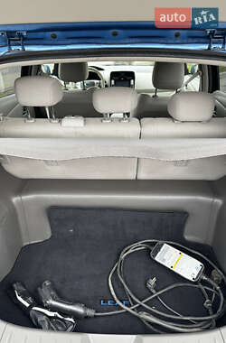 Хэтчбек Nissan Leaf 2012 в 