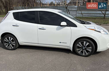 Хетчбек Nissan Leaf 2015 в 