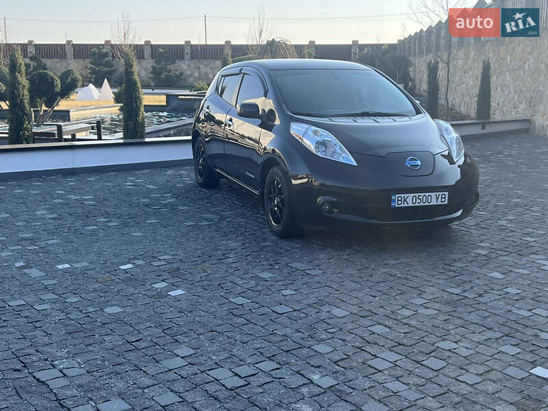 Хэтчбек Nissan Leaf 2016 в 