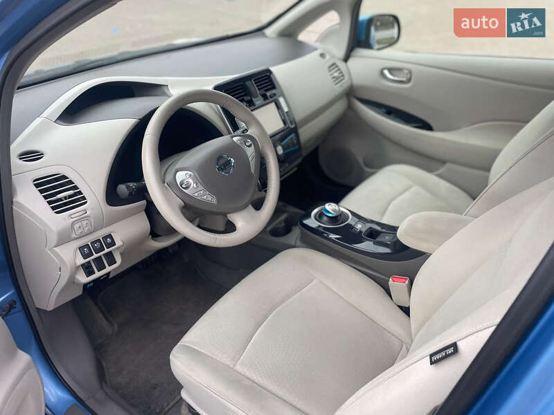 Хетчбек Nissan Leaf 2011 в Бурштині