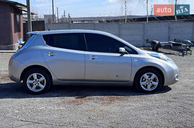 Хэтчбек Nissan Leaf 2013 в 