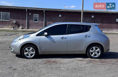 Хэтчбек Nissan Leaf 2013 в 