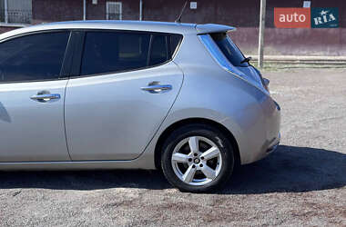 Хэтчбек Nissan Leaf 2013 в 