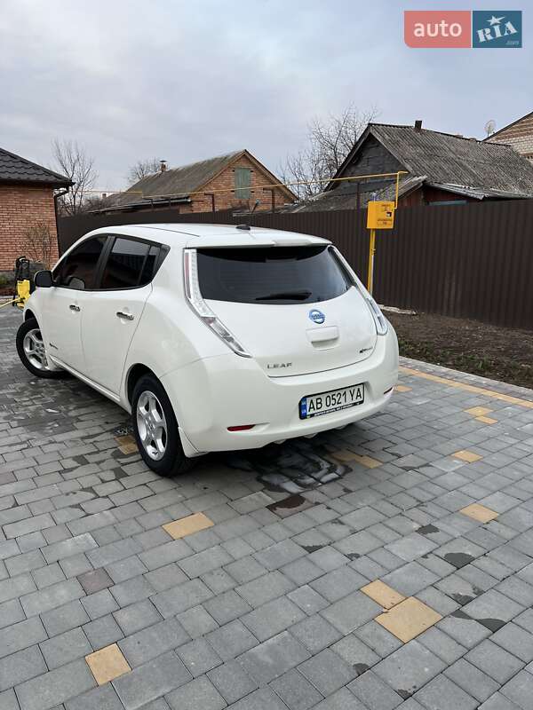 Хетчбек Nissan Leaf 2013 в Літині