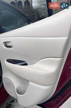 Хэтчбек Nissan Leaf 2012 в 