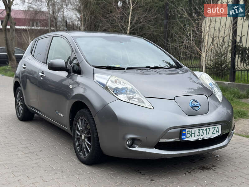 Хэтчбек Nissan Leaf 2012 в 