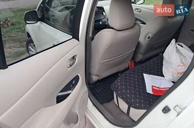 Хэтчбек Nissan Leaf 2012 в 