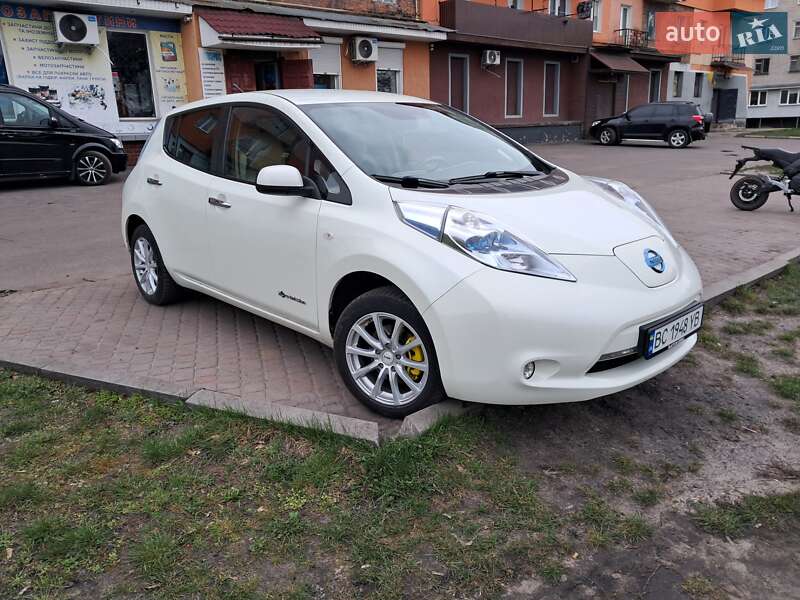 Хэтчбек Nissan Leaf 2012 в 