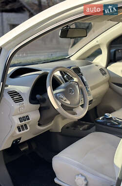 Хэтчбек Nissan Leaf 2012 в 