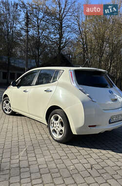 Хэтчбек Nissan Leaf 2012 в 