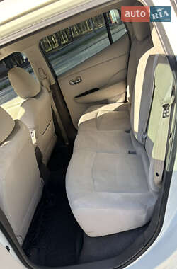Хэтчбек Nissan Leaf 2012 в 